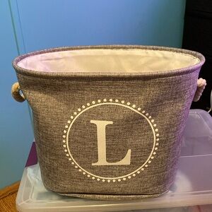Light gray L basket with rope handles